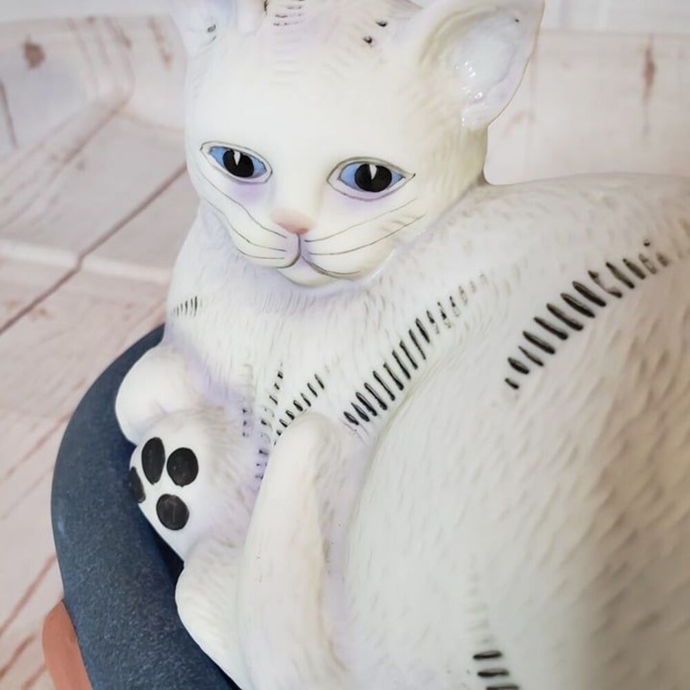 Vintage 80s Silvestri Ceramic White Cat Covered Bowl 7" Farmhouse Trinket Dish